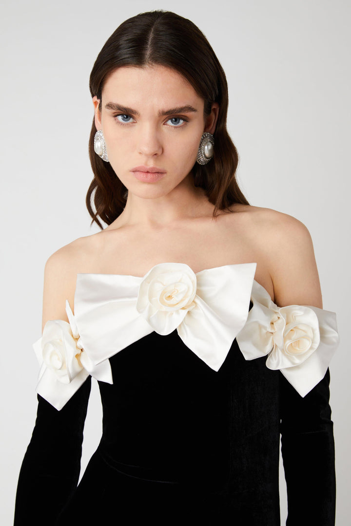 Lara Papyonlu Omuzu Açık Kadife Uzun Elbise