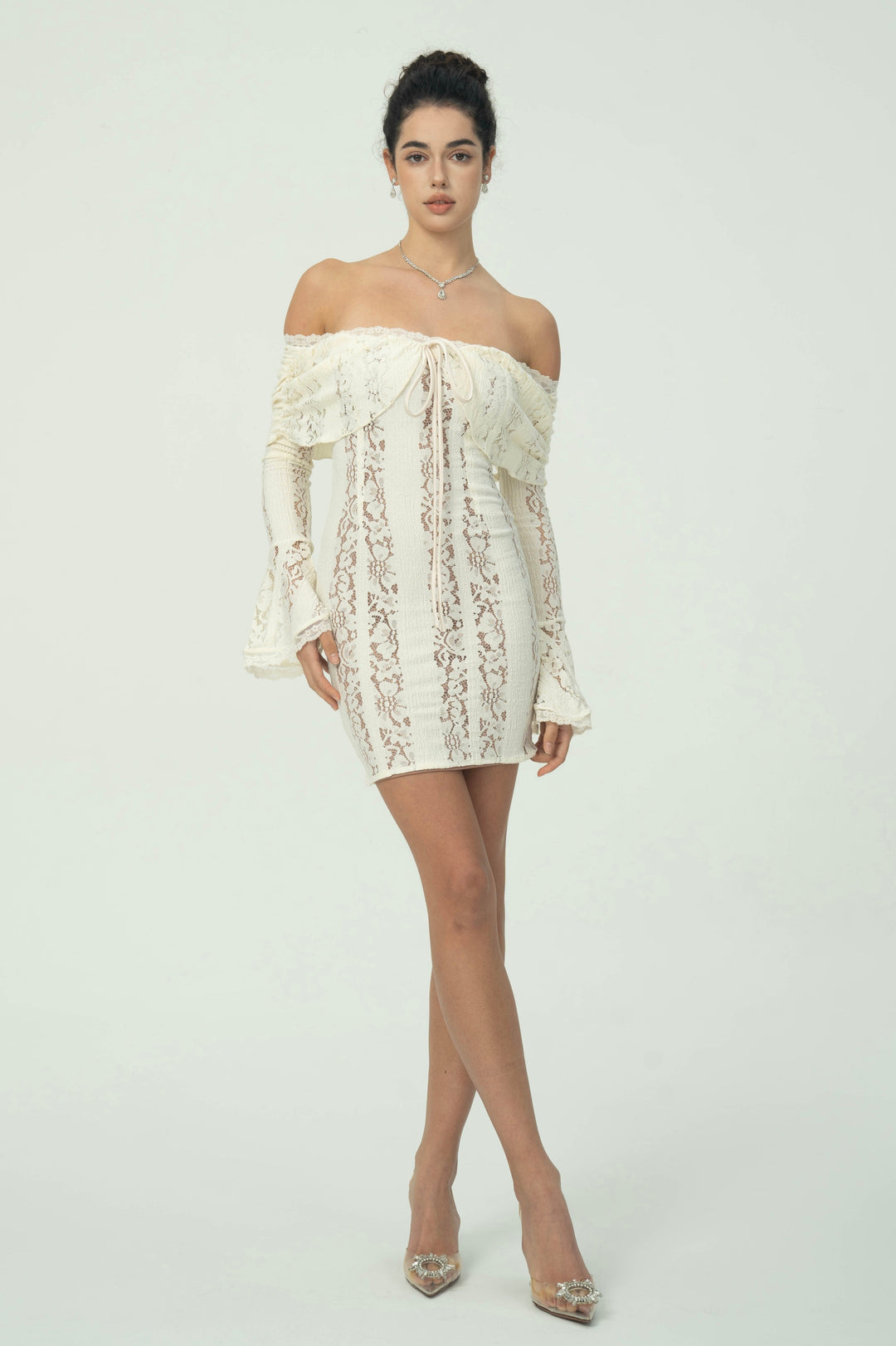 Çan Kollu Şık Omuzları Açık Dantel Mini Elbise