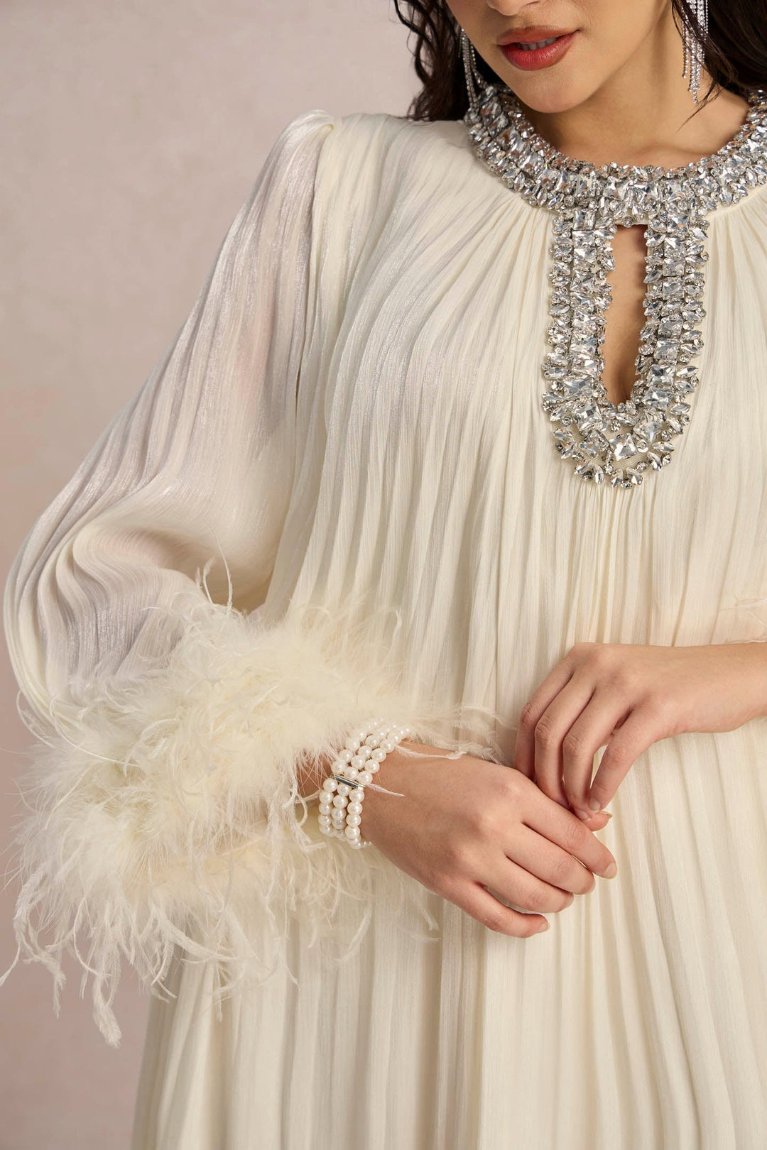 Yvonne Diamante Tüylü Pileli Maxi Şifon Elbise