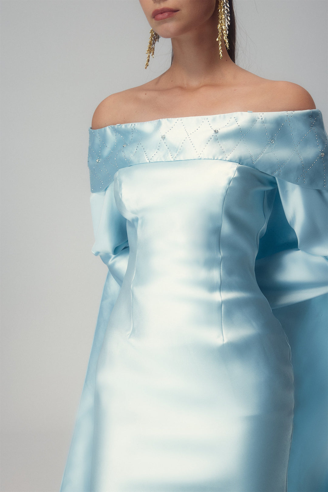 Maureen Düşük Omuz Pelerinli Uzun Saten Elbise