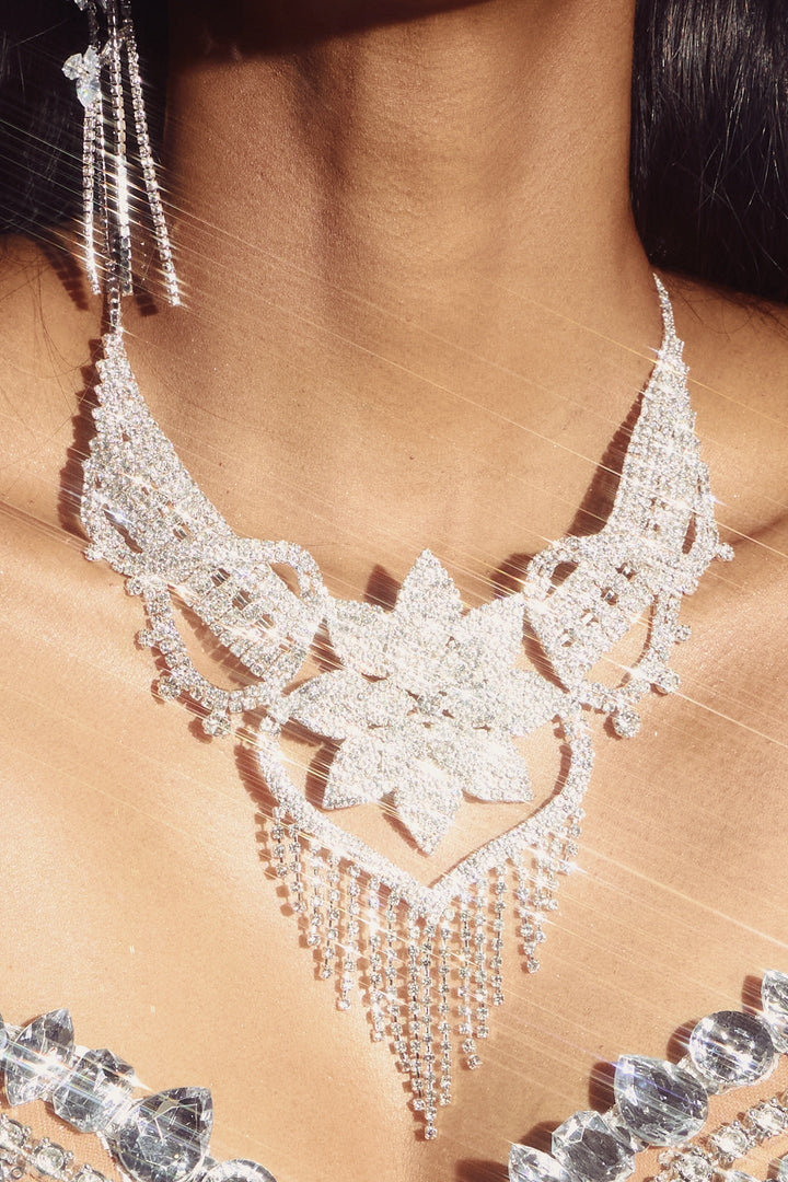 Yapay Elmas Çiçek Önlük Kolye