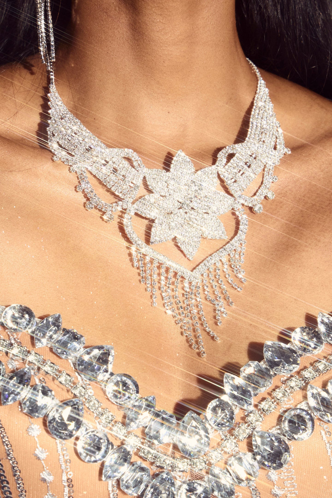 Yapay Elmas Çiçek Önlük Kolye