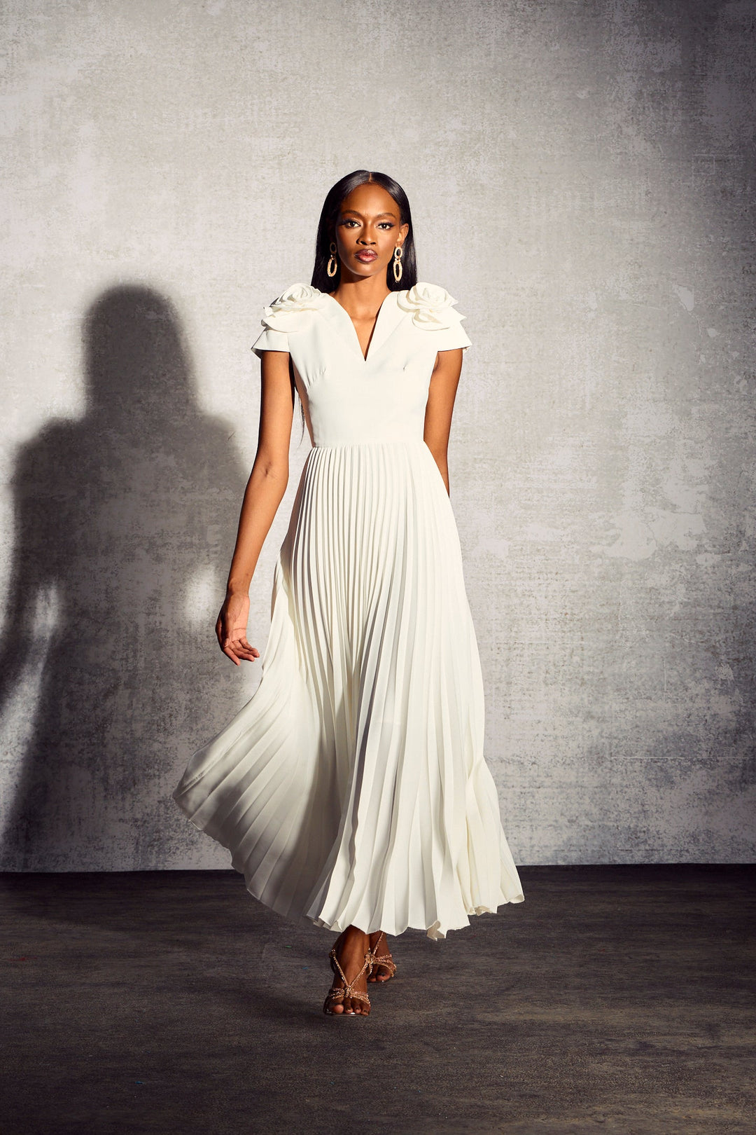 Grace V Yaka Çiçek Pileli Maxi Elbise