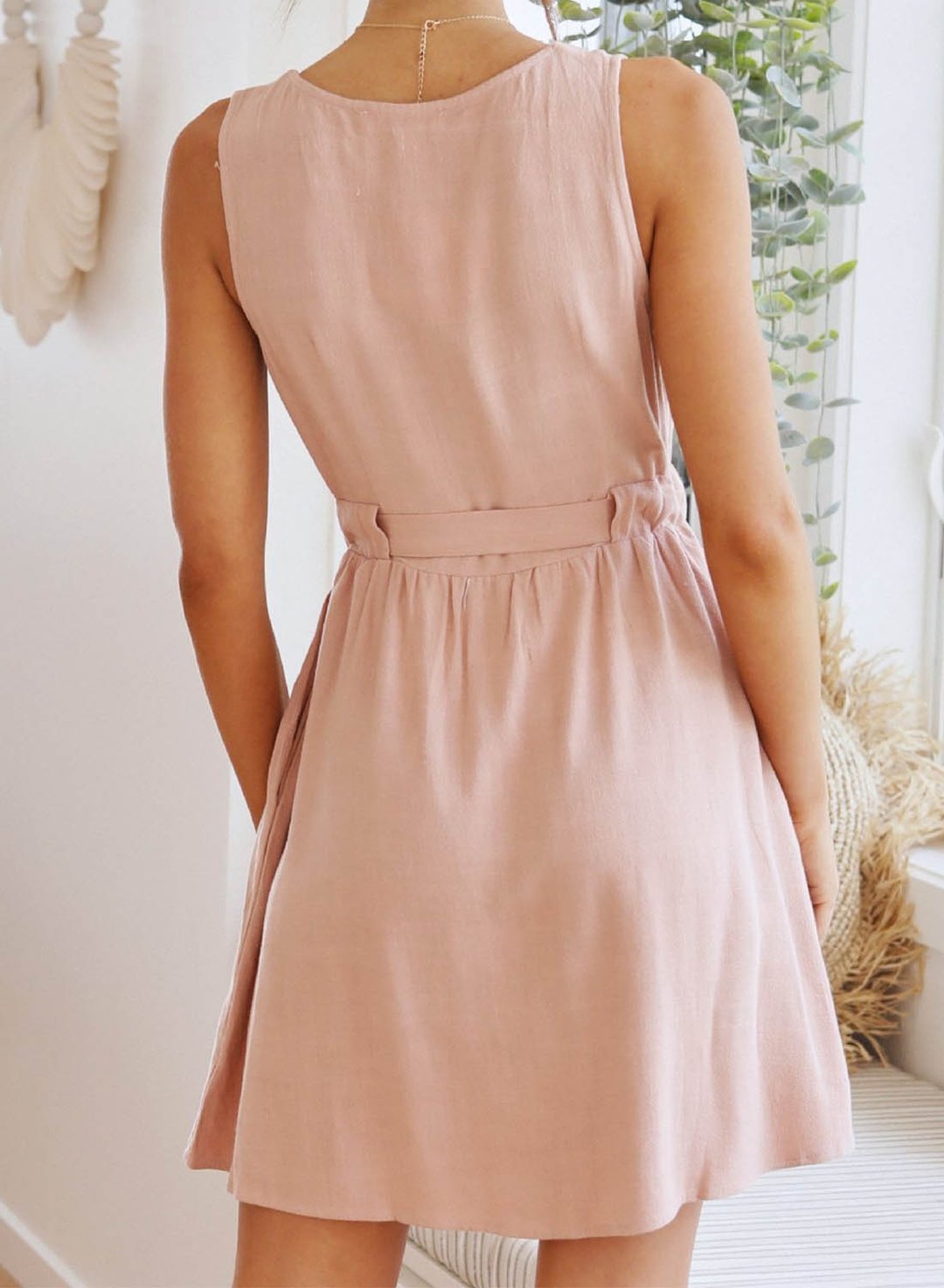 Mini V Yaka Düğmeli Elbise