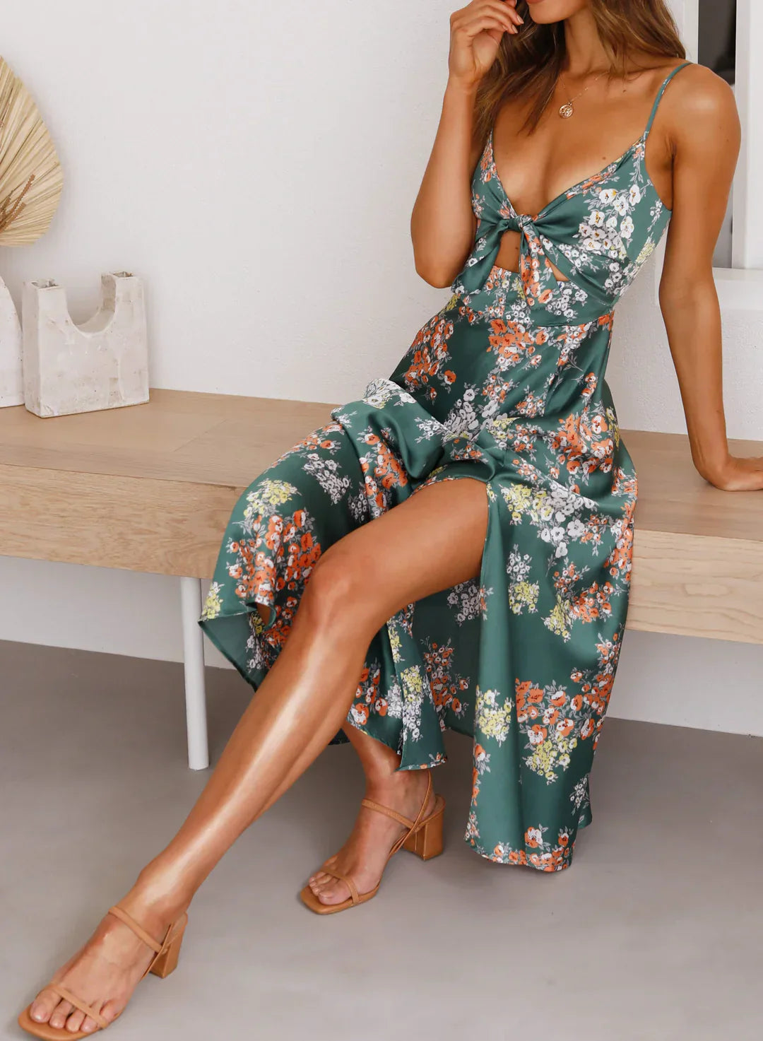 Saten Çiçekli Bölmeli Göğüs Düğmeli Midi Elbise