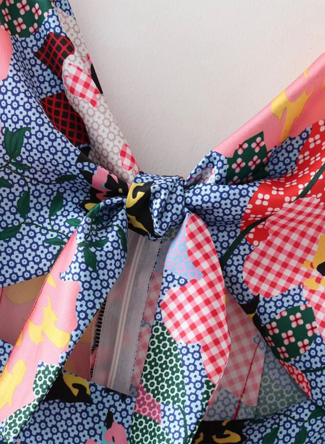 Saten Çiçekli Bölmeli Göğüs Düğmeli Midi Elbise