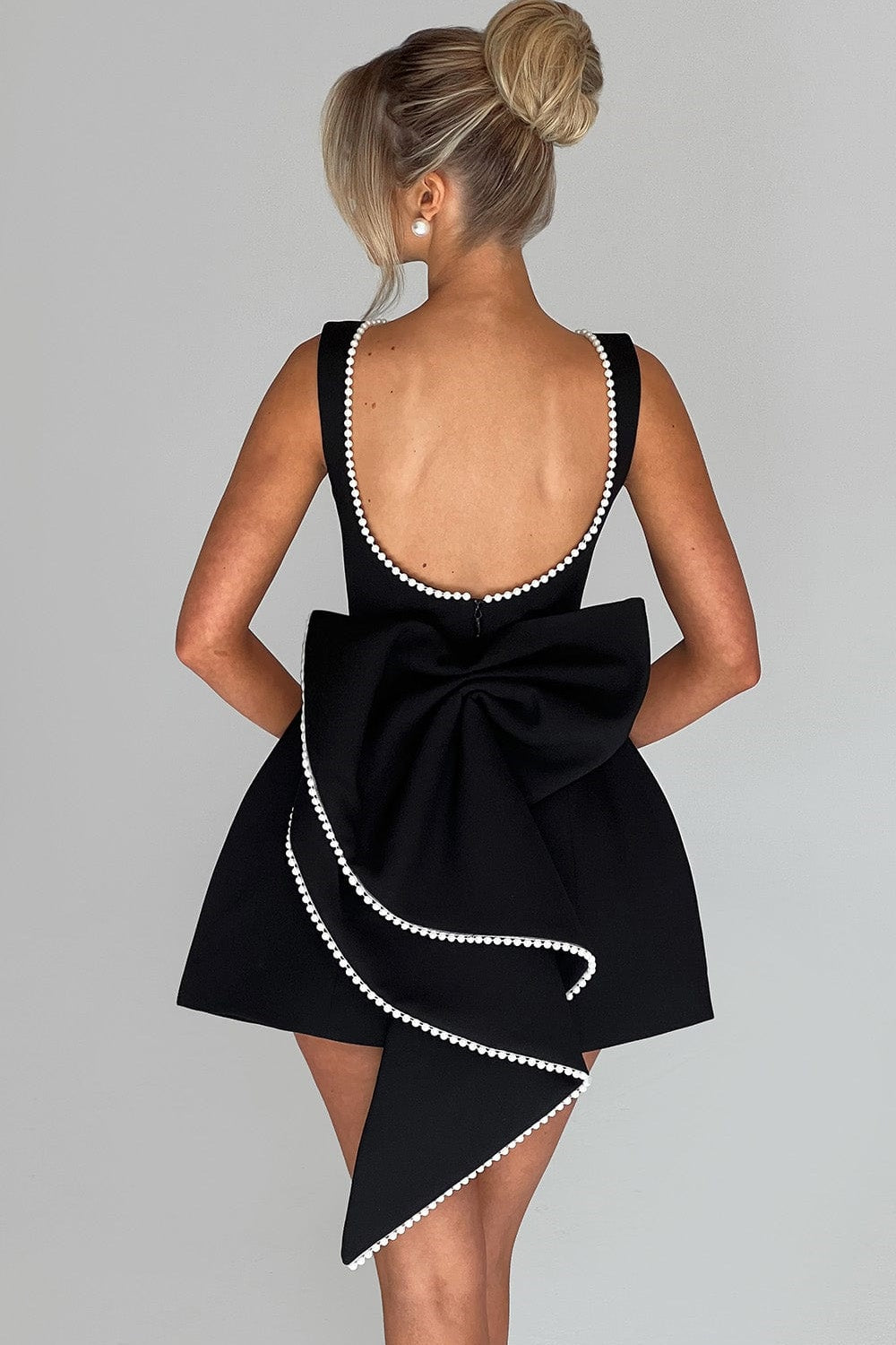 Cecila Fiyonklu İncili Sırtı Açık Mini Elbise