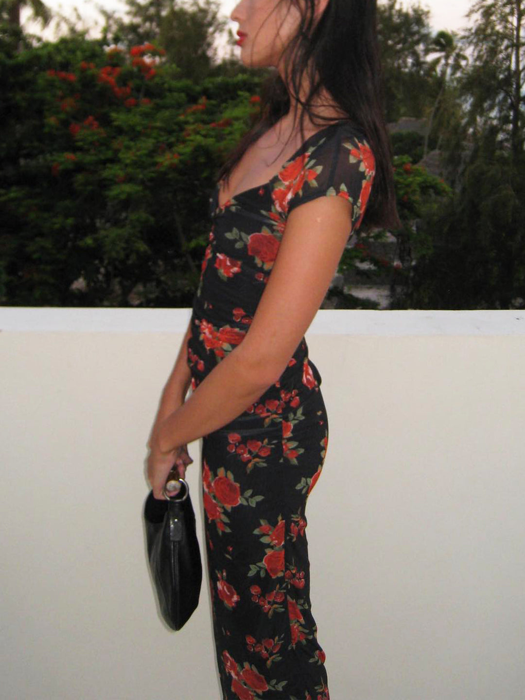 Yarı Şeffaf Çiçek Desenli Kıvrımlı Yan Midi Elbise