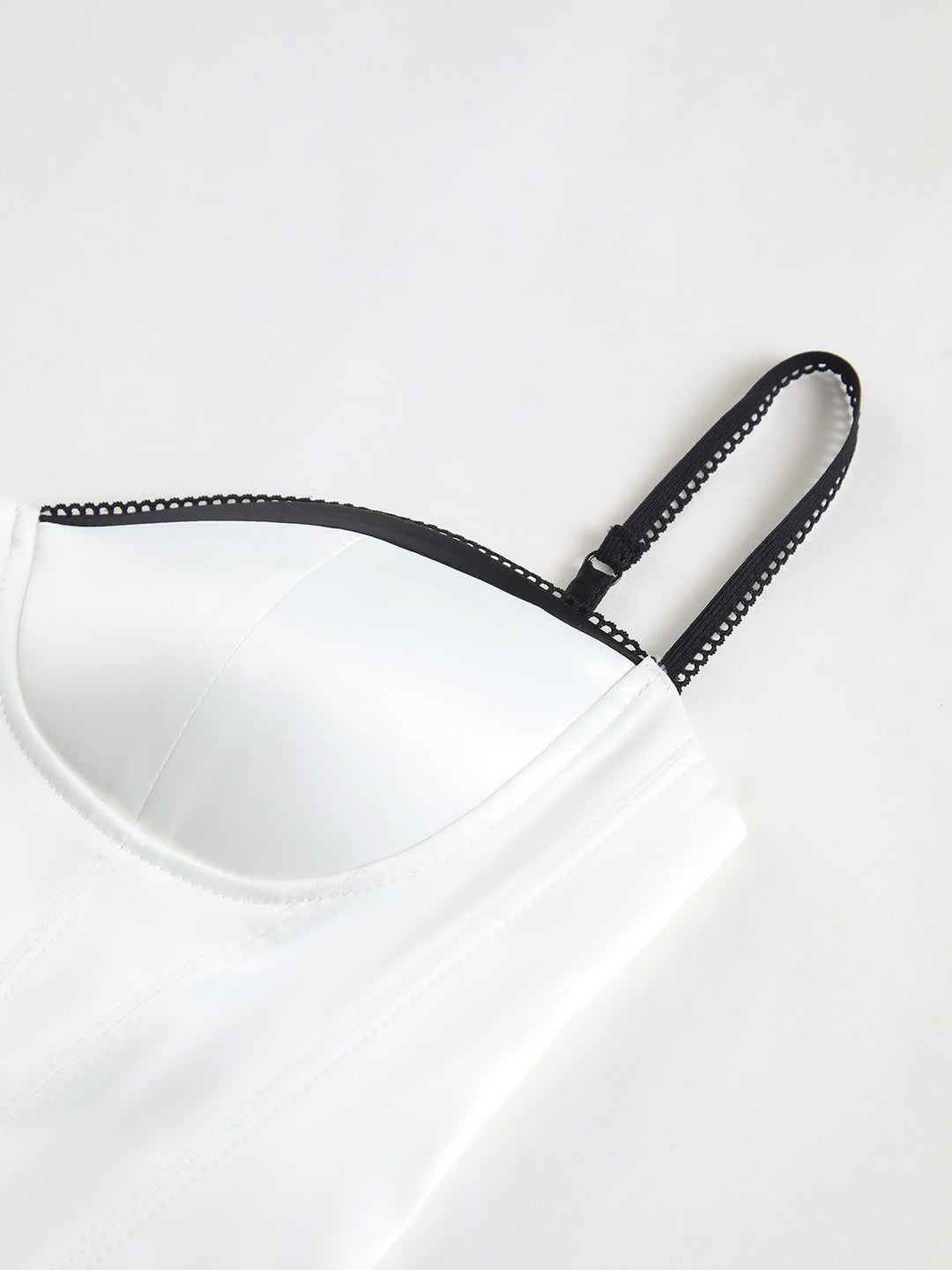 Kontrast Detaylı Saten Kısa Üst