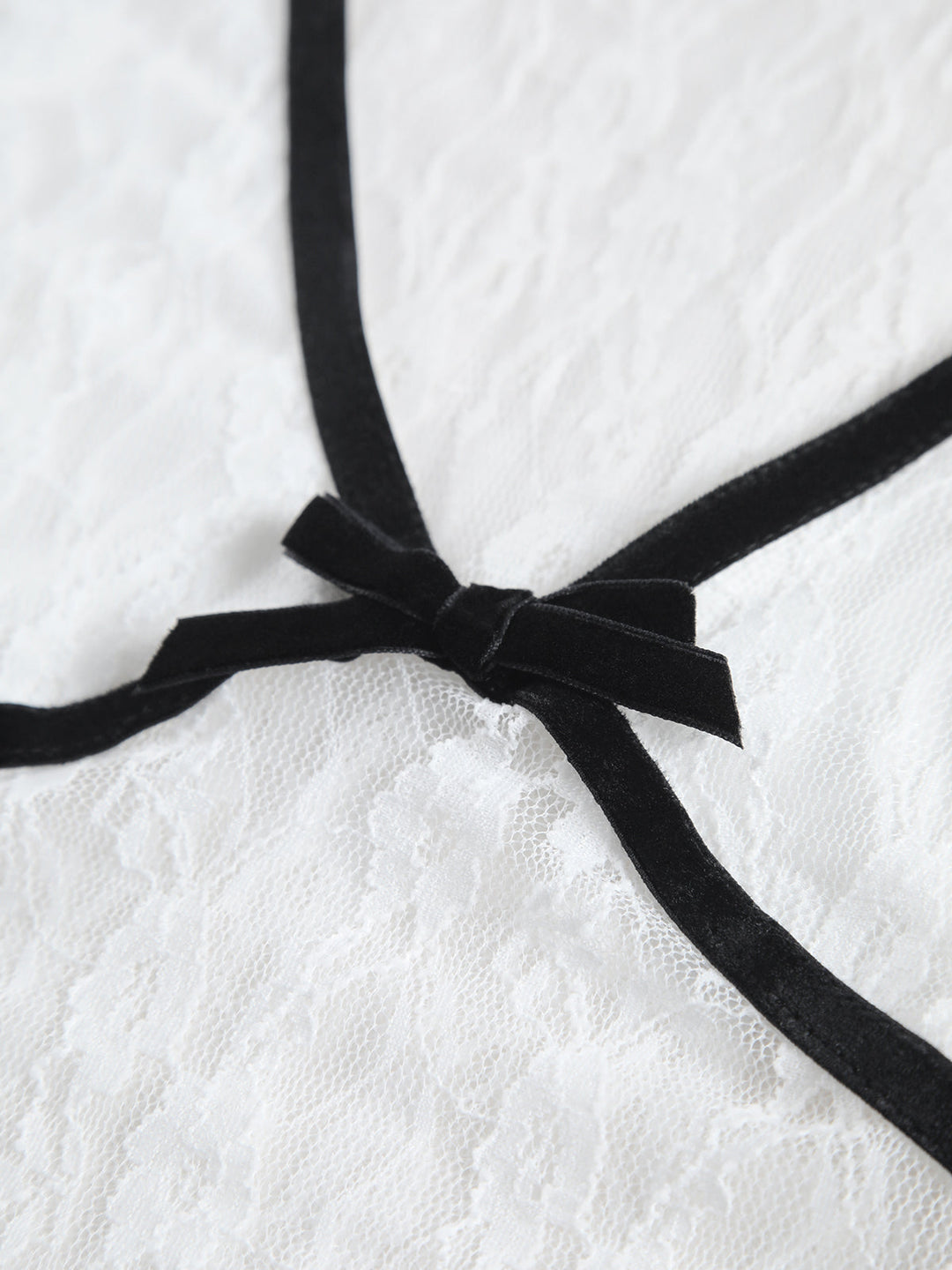 Kontrast Dikiş Detaylı Dantel Kısa Üst