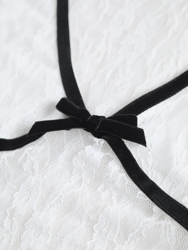 Kontrast Dikiş Detaylı Dantel Kısa Üst