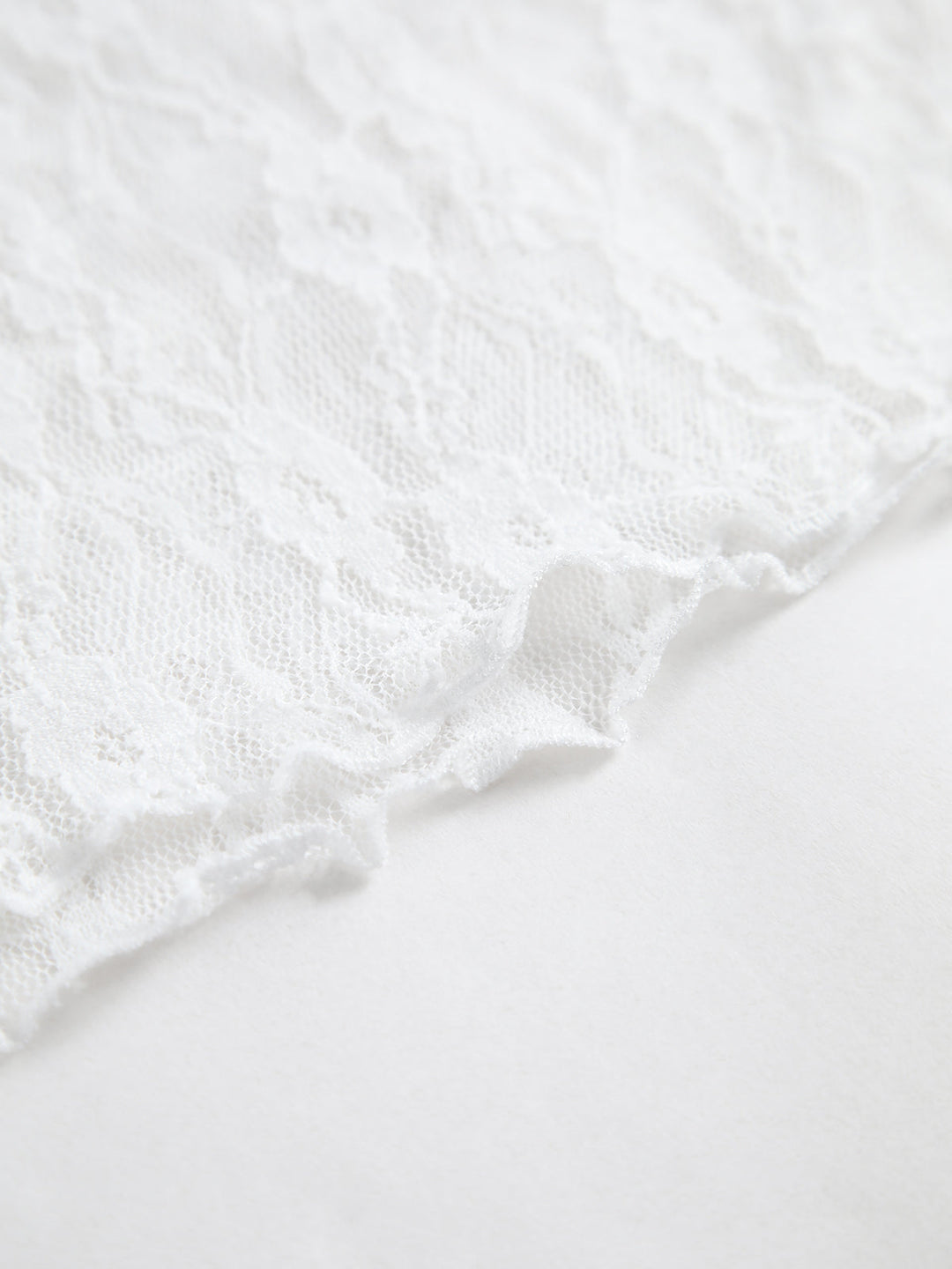 Kontrast Dikiş Detaylı Dantel Kısa Üst