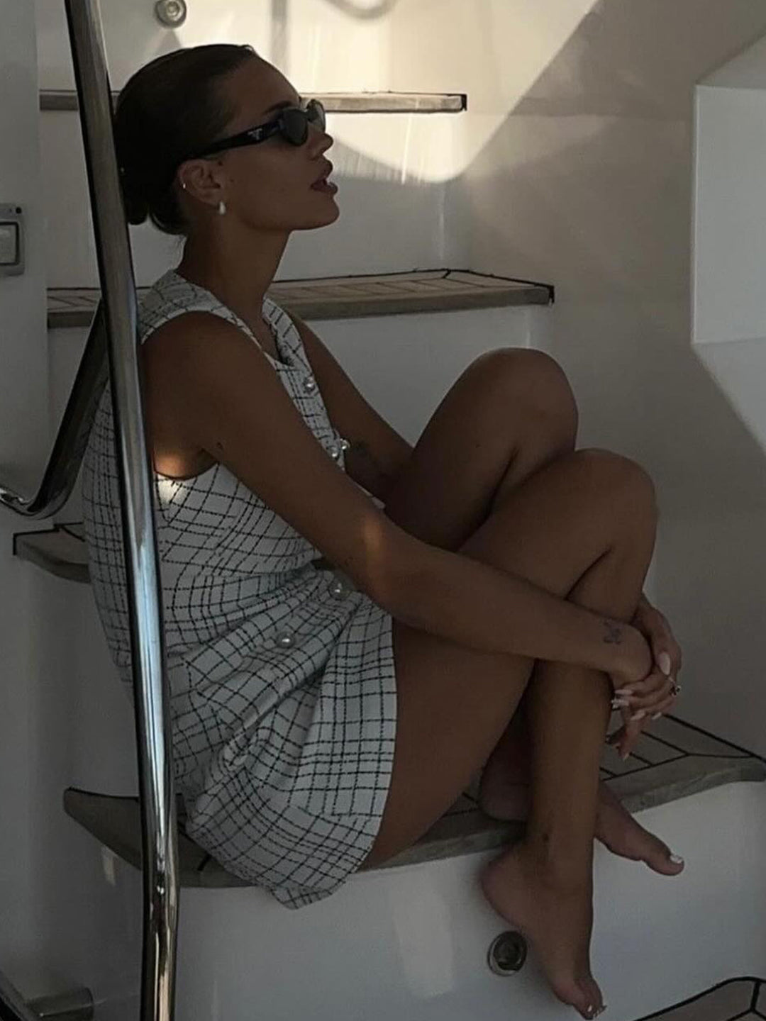 Ekose Desenli İnci Düğmeli Kolsuz Kısa Elbise