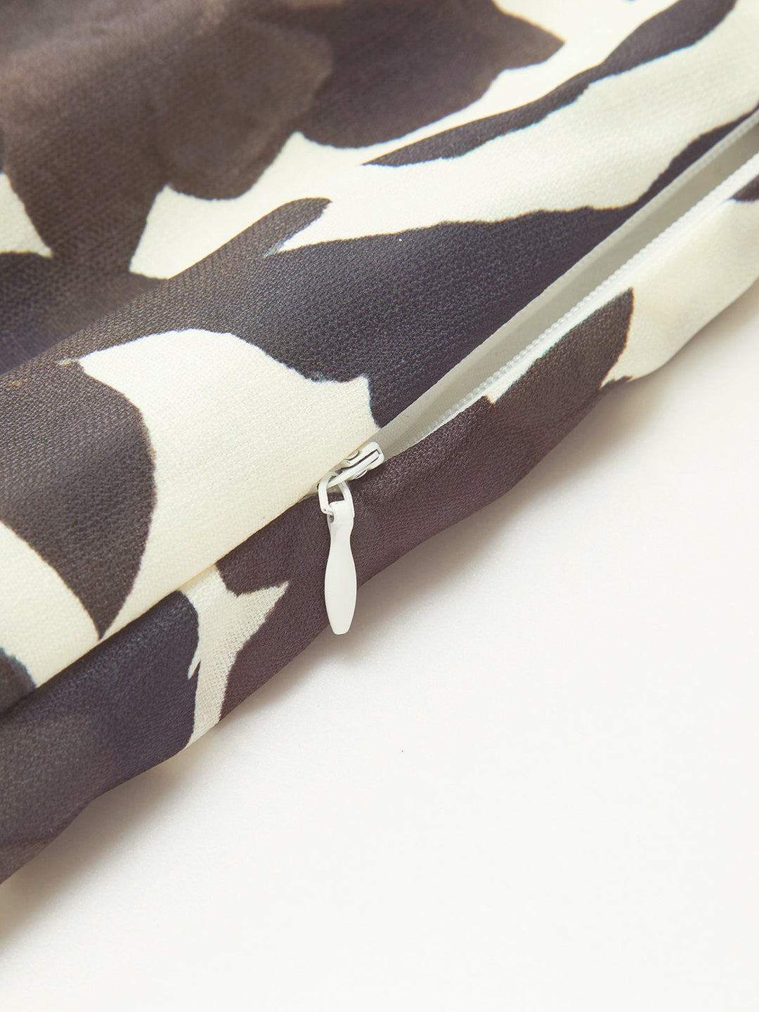 Sırtı Açık Desenli Fermuarlı Elbise