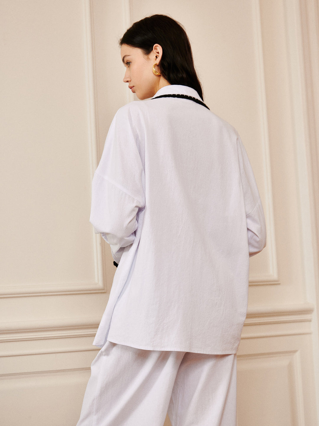 Saf Pamuk Kontrast Kesim Yaka Gömlek