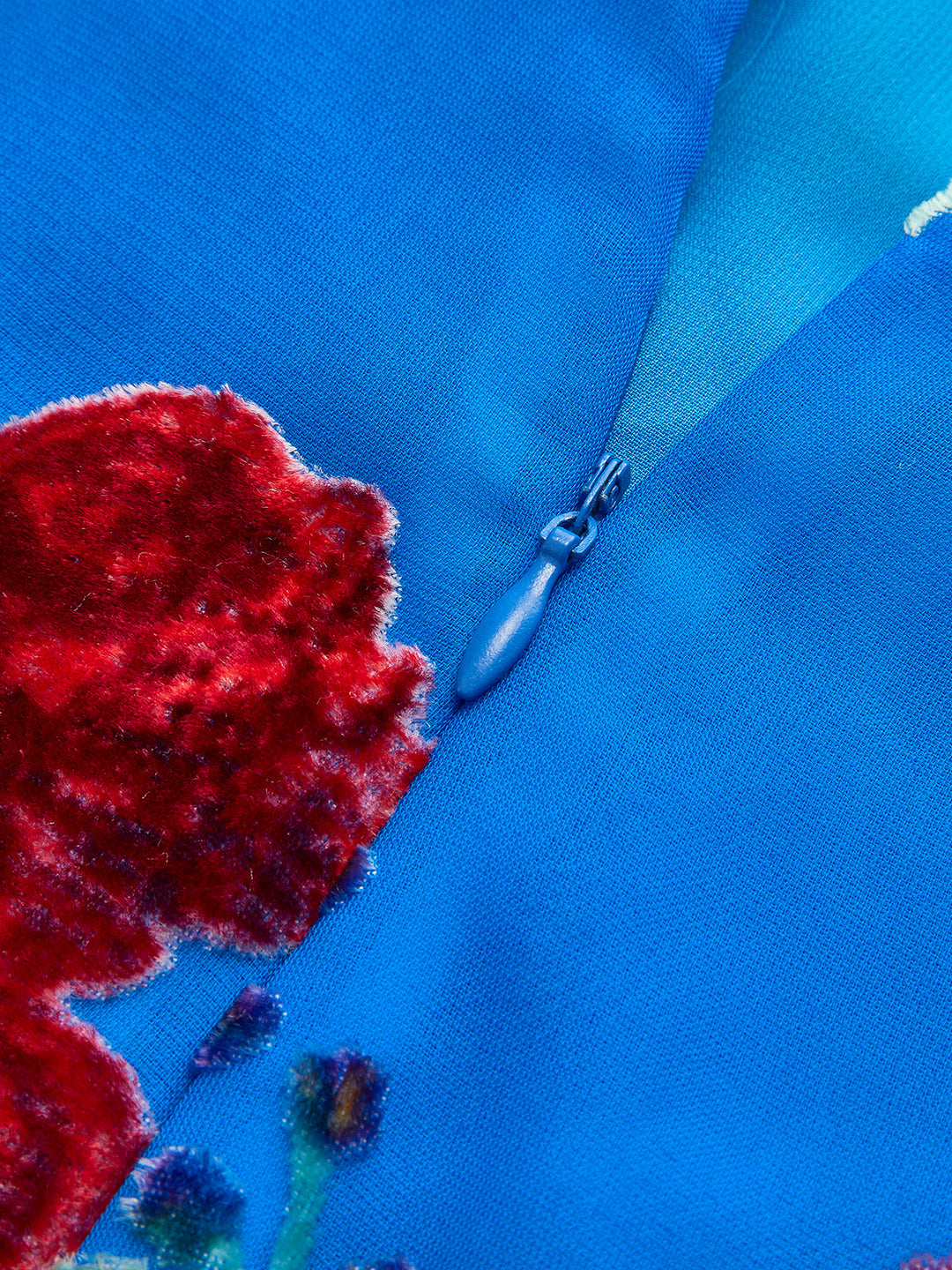 Kadife Jakarlı Sırtı Açık Askılı Elbise