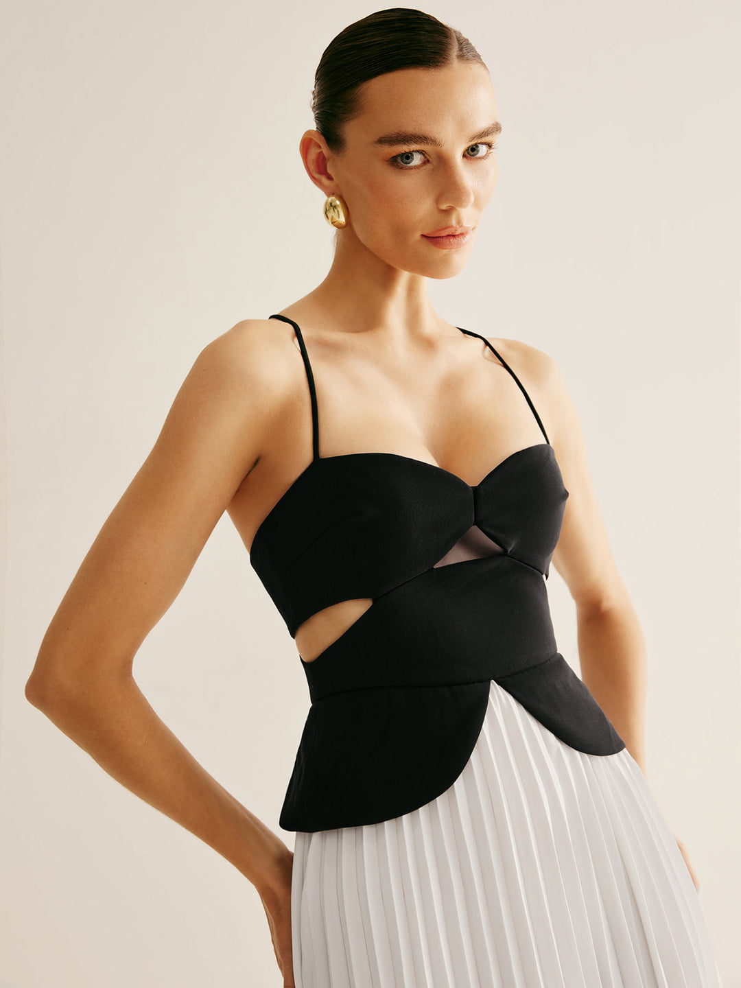 İki Ton Panelli Kesik Pileli Elbise