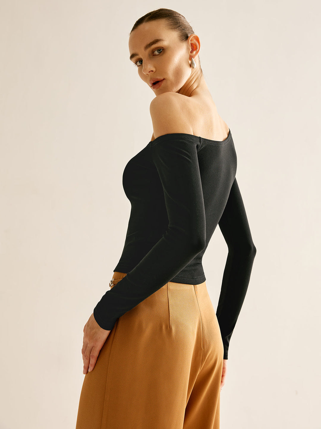 Asimetrik Soğuk Omuzlu Jersey Tişört