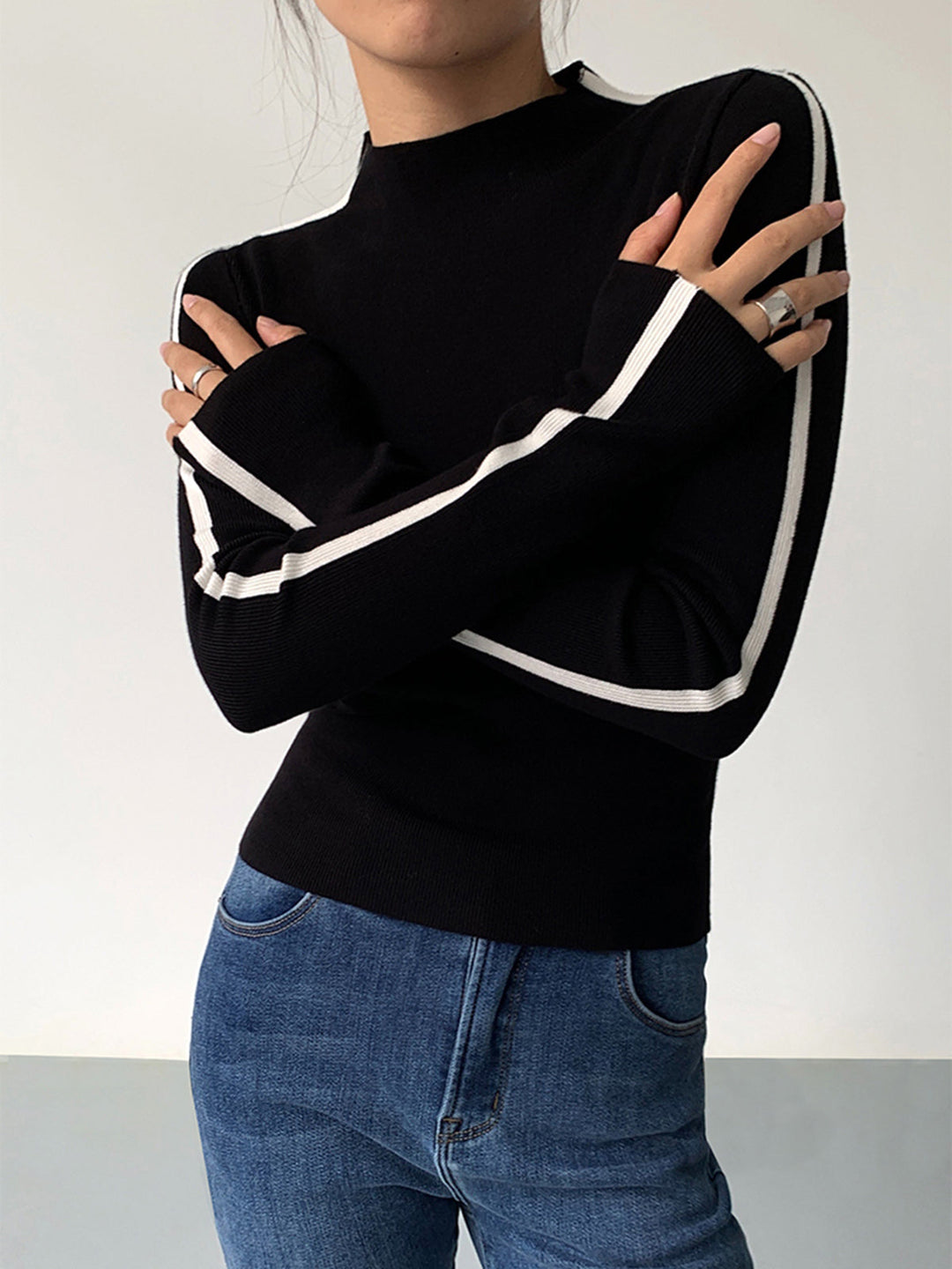 Yuvarlak Yaka Kontrast Kesim İnce Örgü Üst