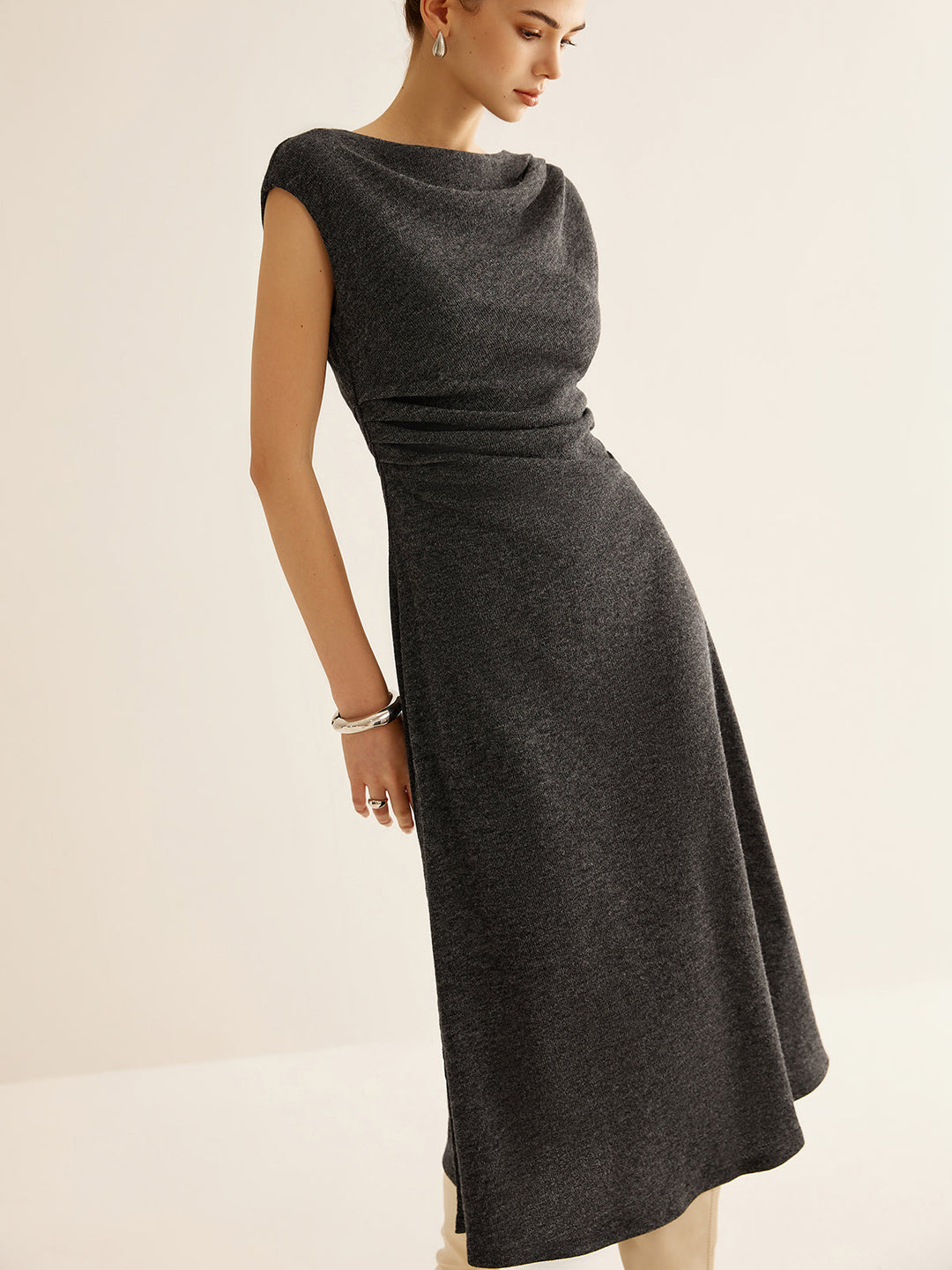 Kaburgalı Kolsuz Pileli İnce Elbise