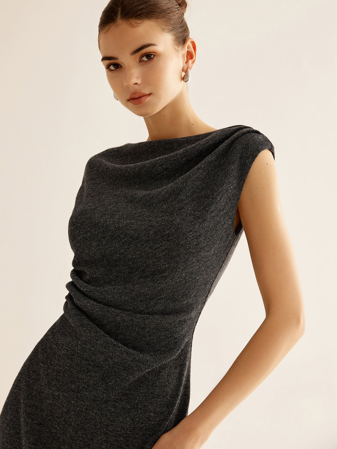 Kaburgalı Kolsuz Pileli İnce Elbise