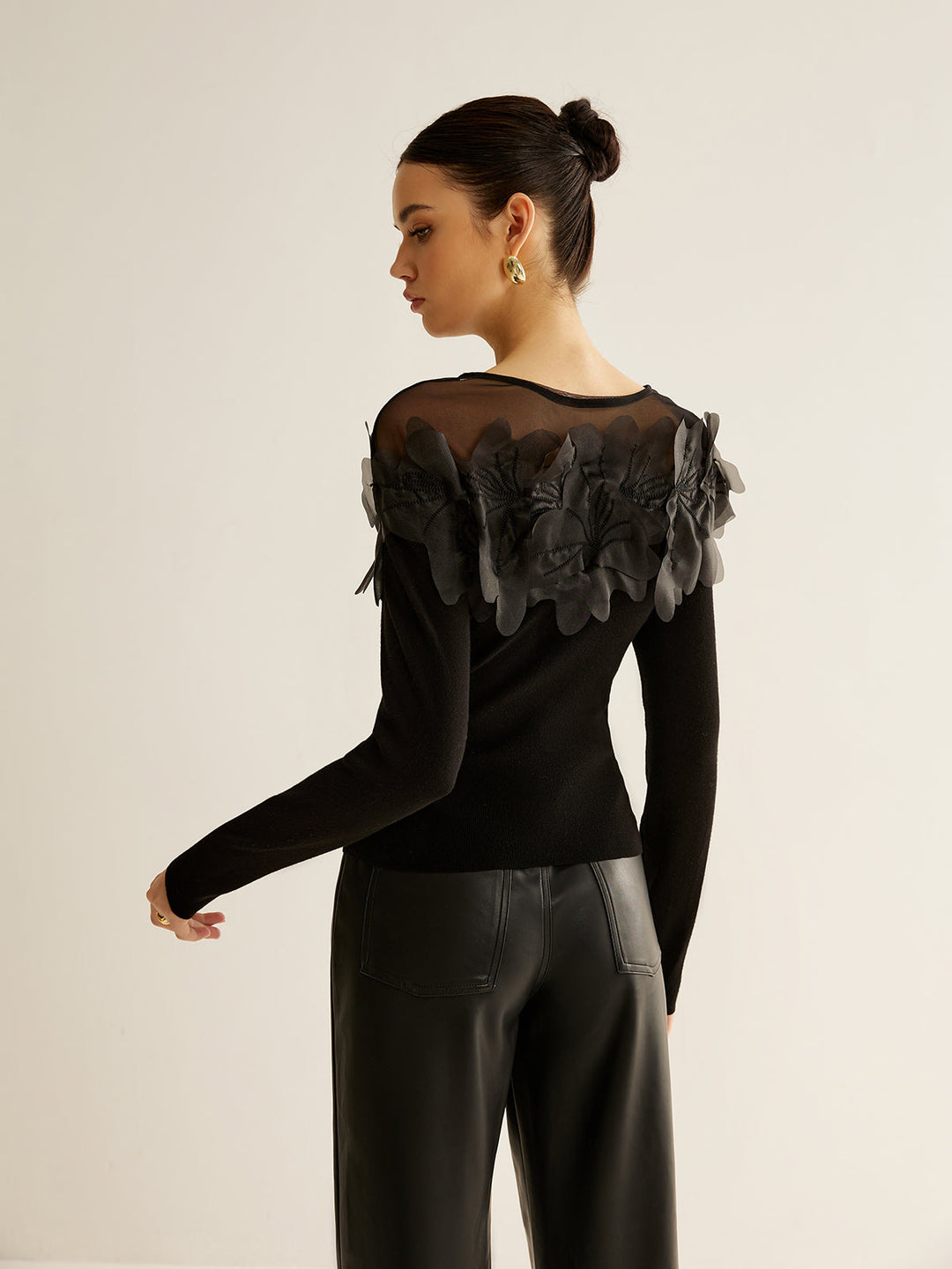 Yarı Şeffaf Çiçek Dekorlu İnce Bluz