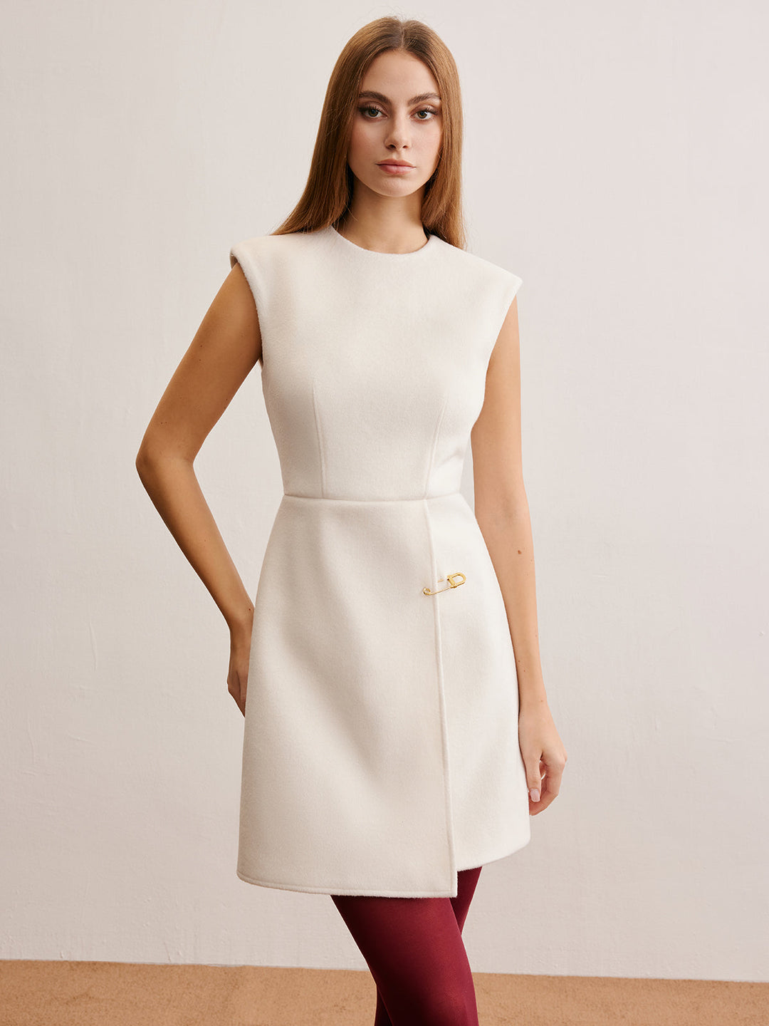 Pin-Detaylı Kolsuz Sıcak Elbise
