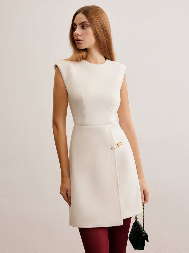Pin-Detaylı Kolsuz Sıcak Elbise