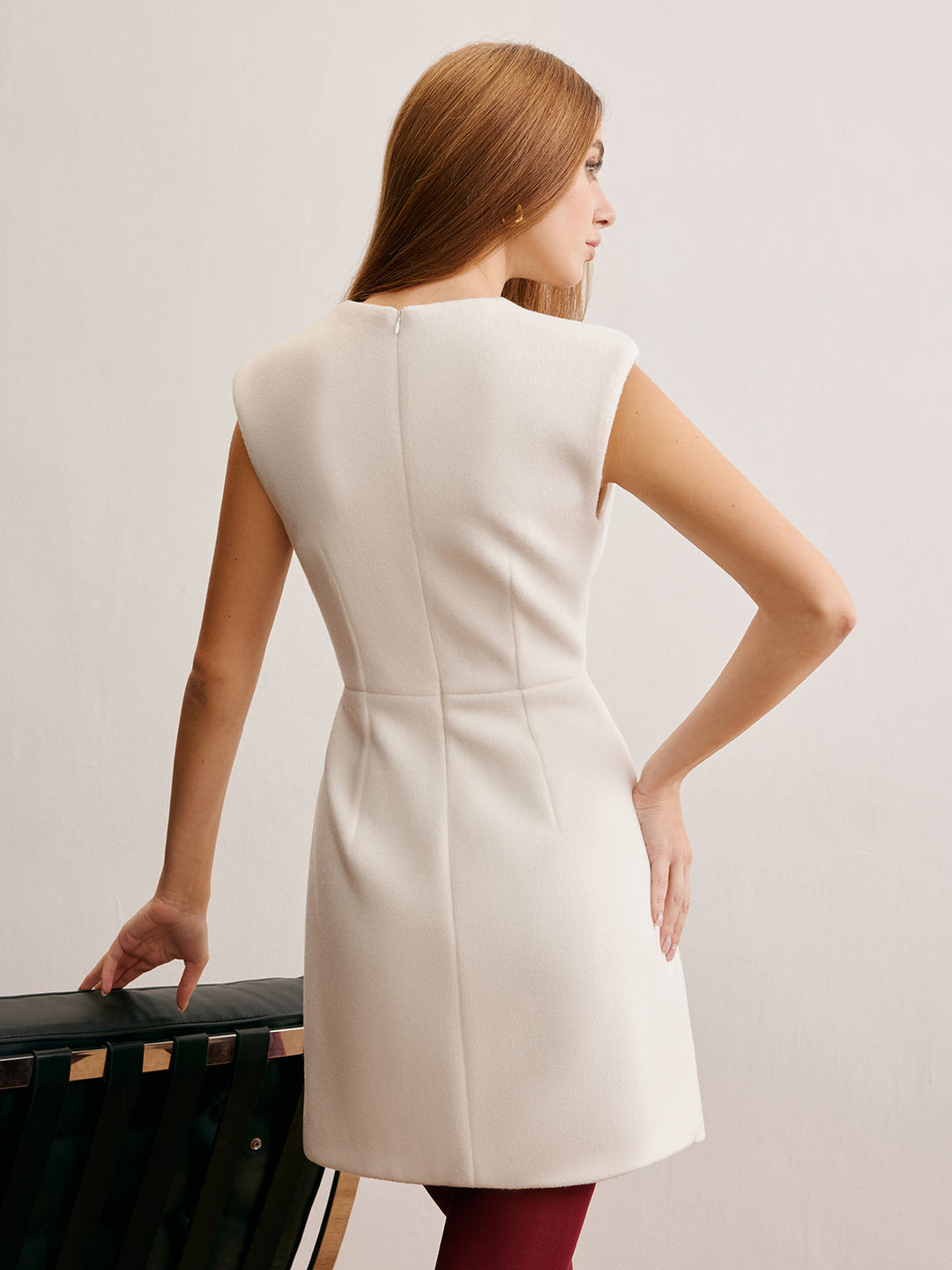 Pin-Detaylı Kolsuz Sıcak Elbise