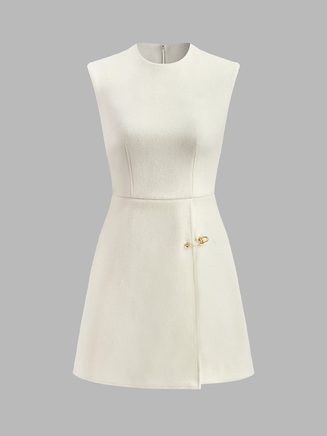 Pin-Detaylı Kolsuz Sıcak Elbise