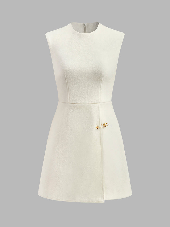 Pin-Detaylı Kolsuz Sıcak Elbise