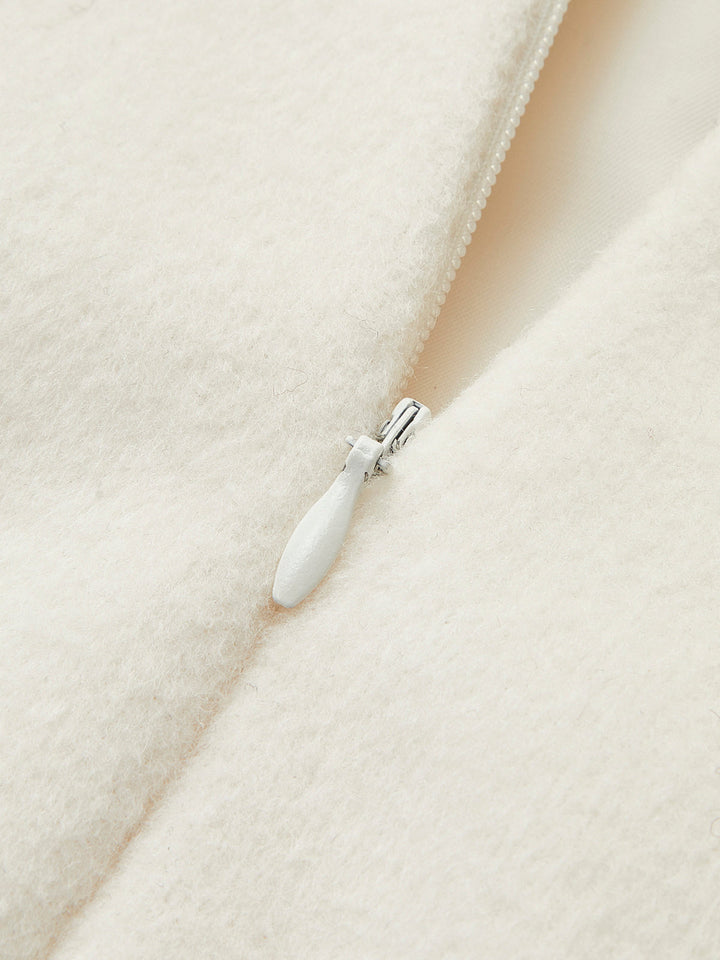 Pin-Detaylı Kolsuz Sıcak Elbise