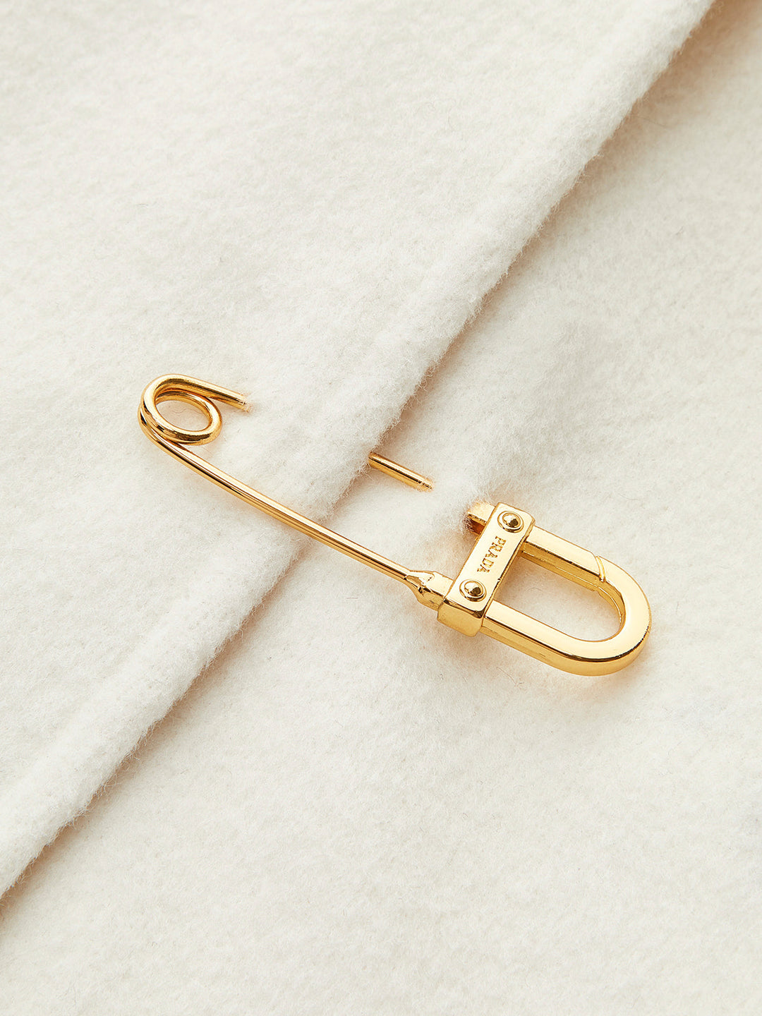 Pin-Detaylı Kolsuz Sıcak Elbise