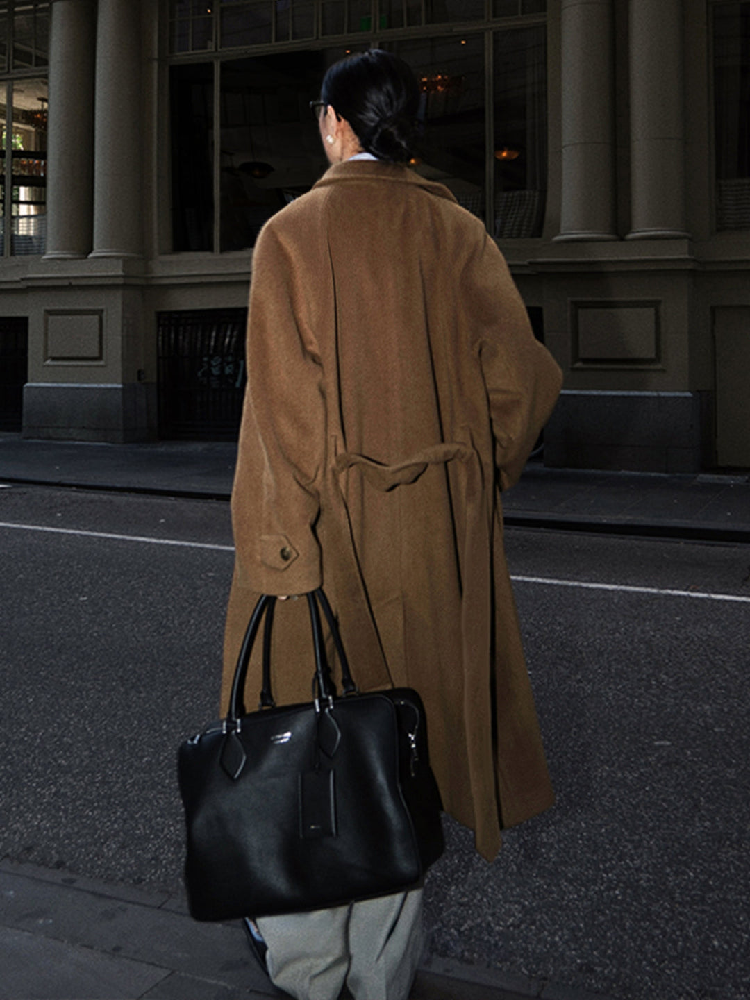 Düğmeli Kuşaklı Yaka Uzun Palto