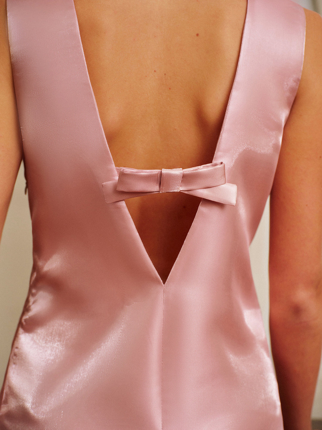 Sırtı Açık Fiyonklu Dekorlu Kısa Elbise