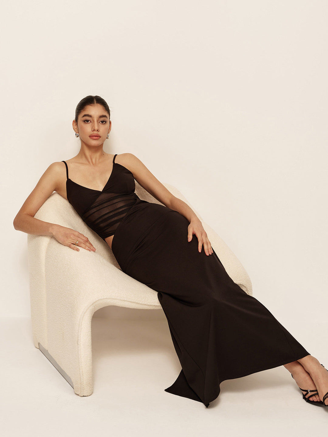 Yarı Şeffaf Düşük V Yaka Asimetrik Kırışık Elbise