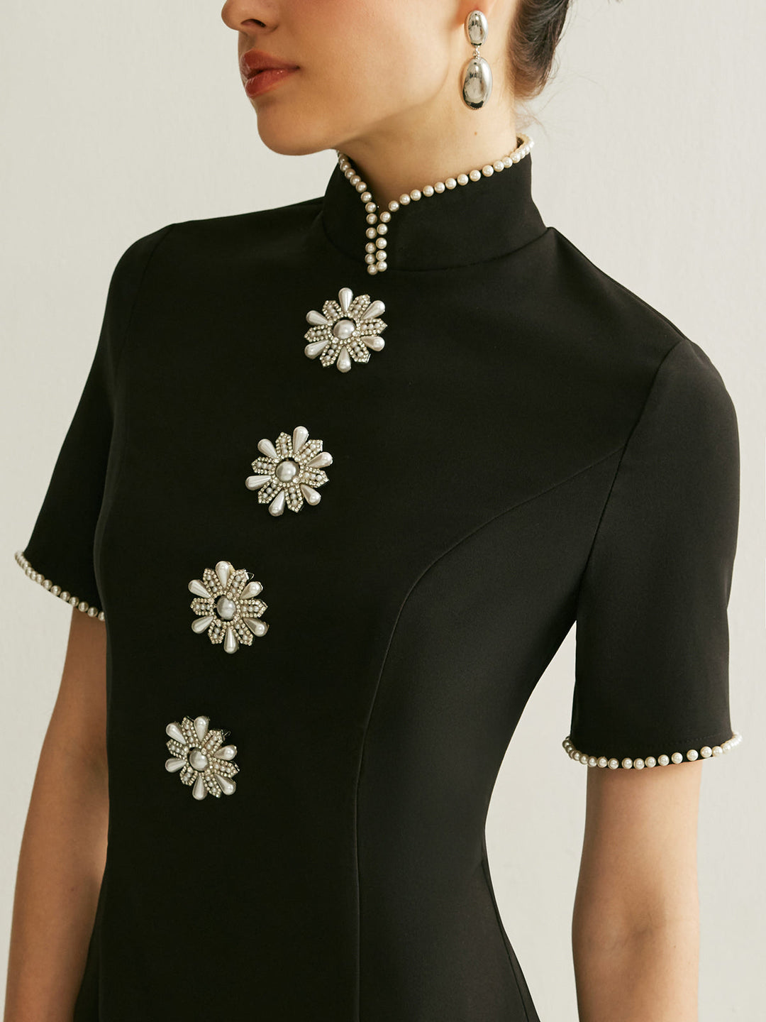 Dik Yaka İnci Detaylı Elbise