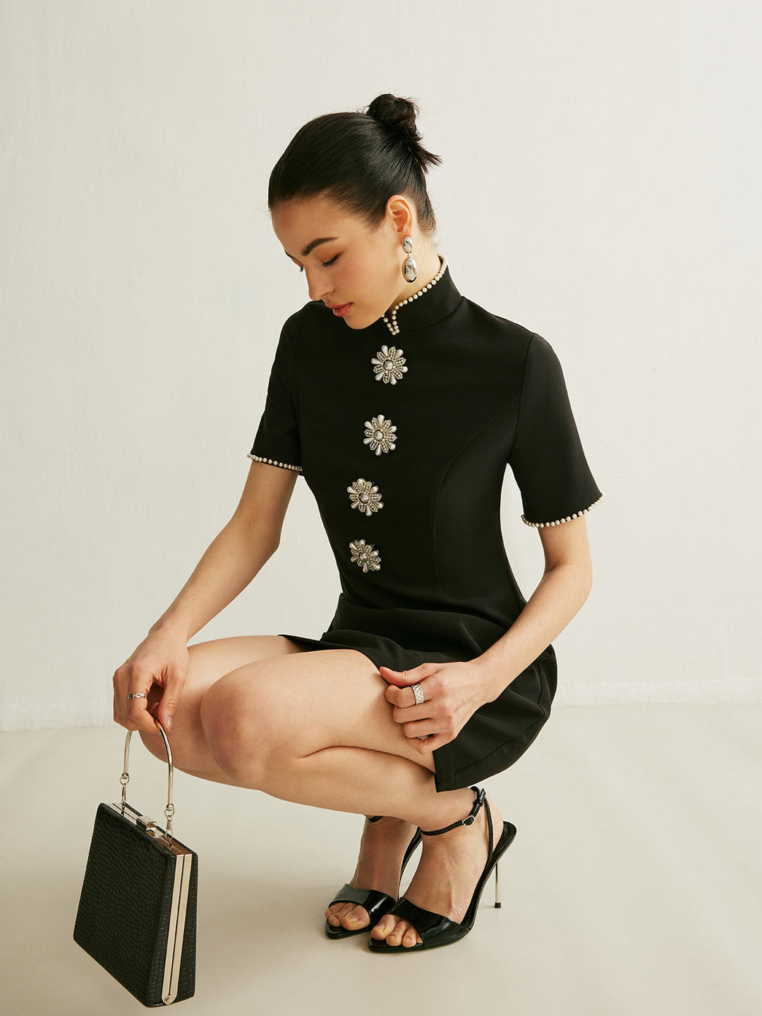 Dik Yaka İnci Detaylı Elbise