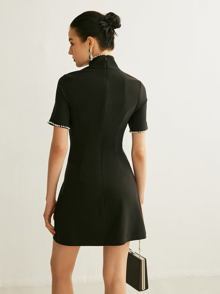 Dik Yaka İnci Detaylı Elbise