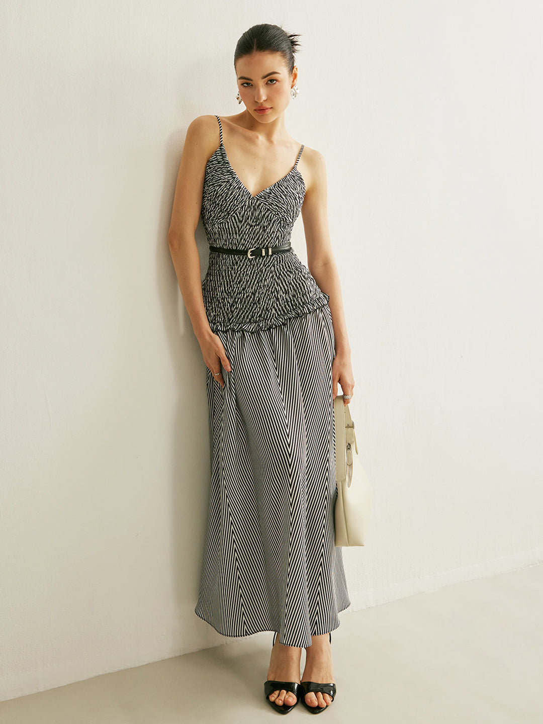 Büzgülü V Yaka Kolsuz Pileli Elbise