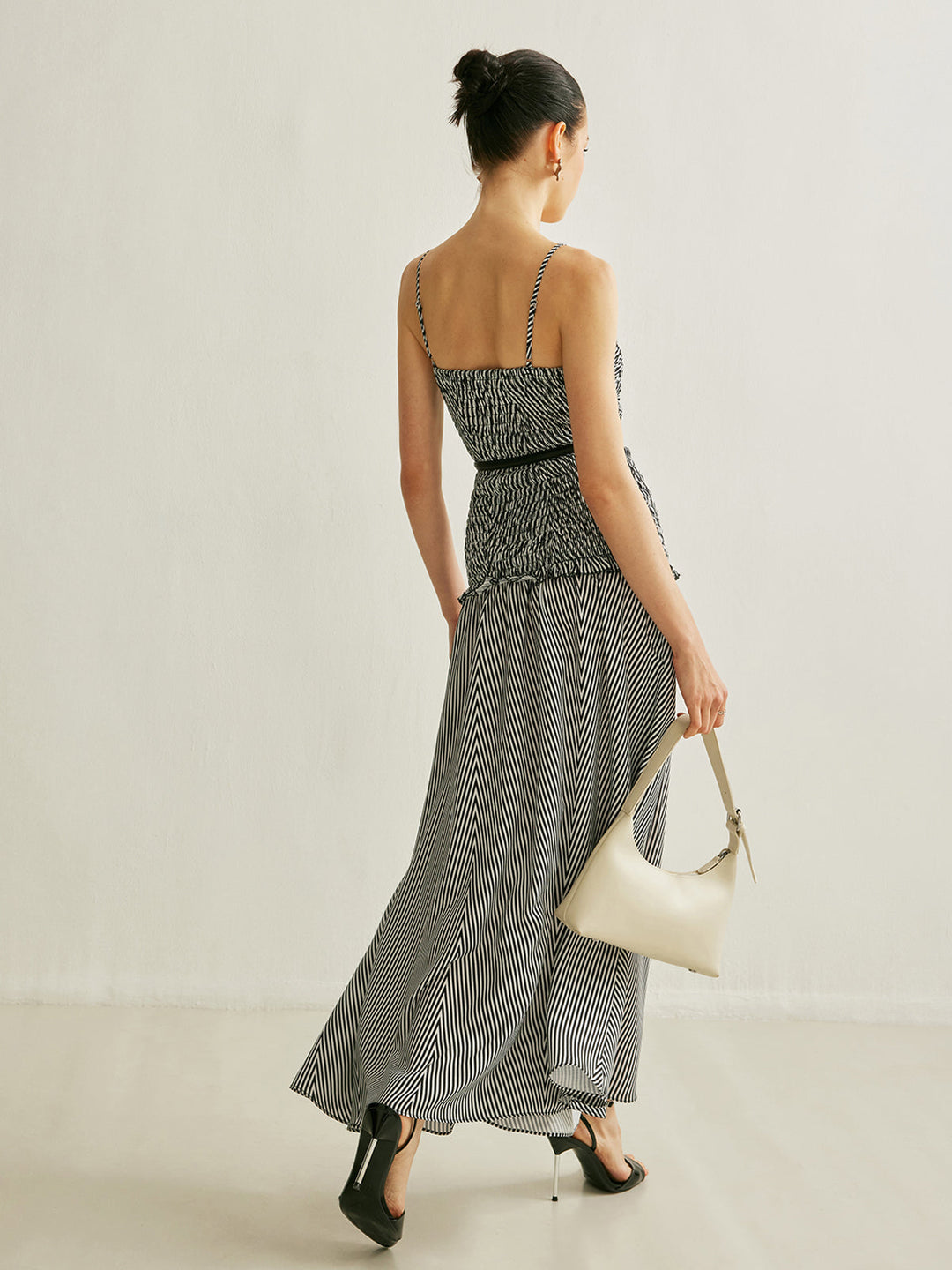 Büzgülü V Yaka Kolsuz Pileli Elbise