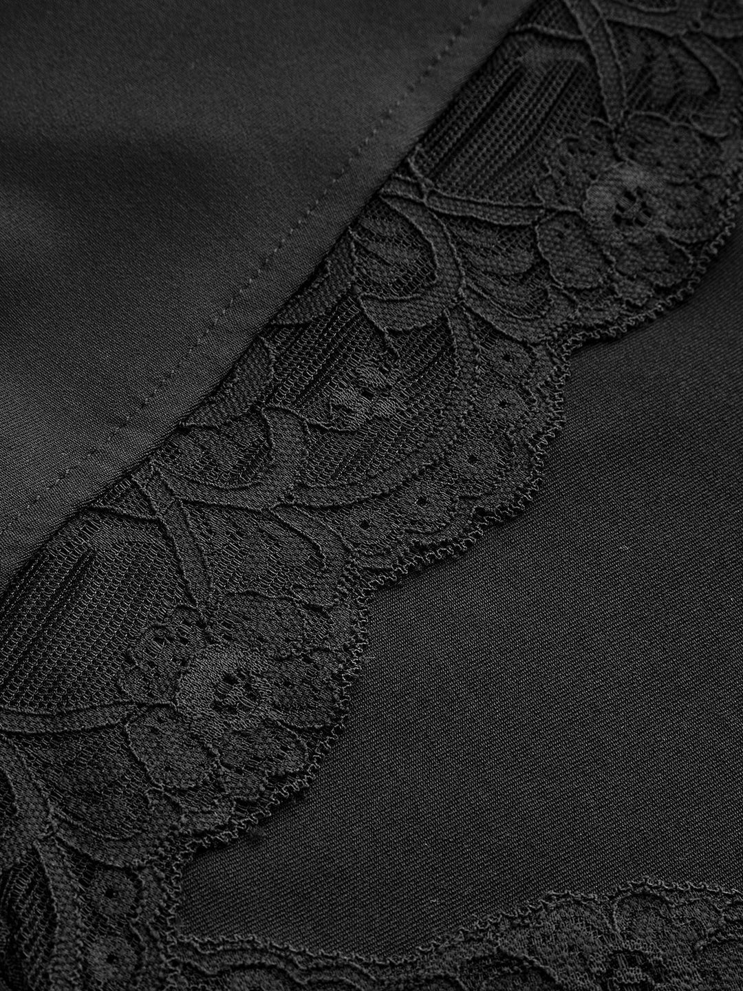 Dantel Kenarlı V Yaka Tişört