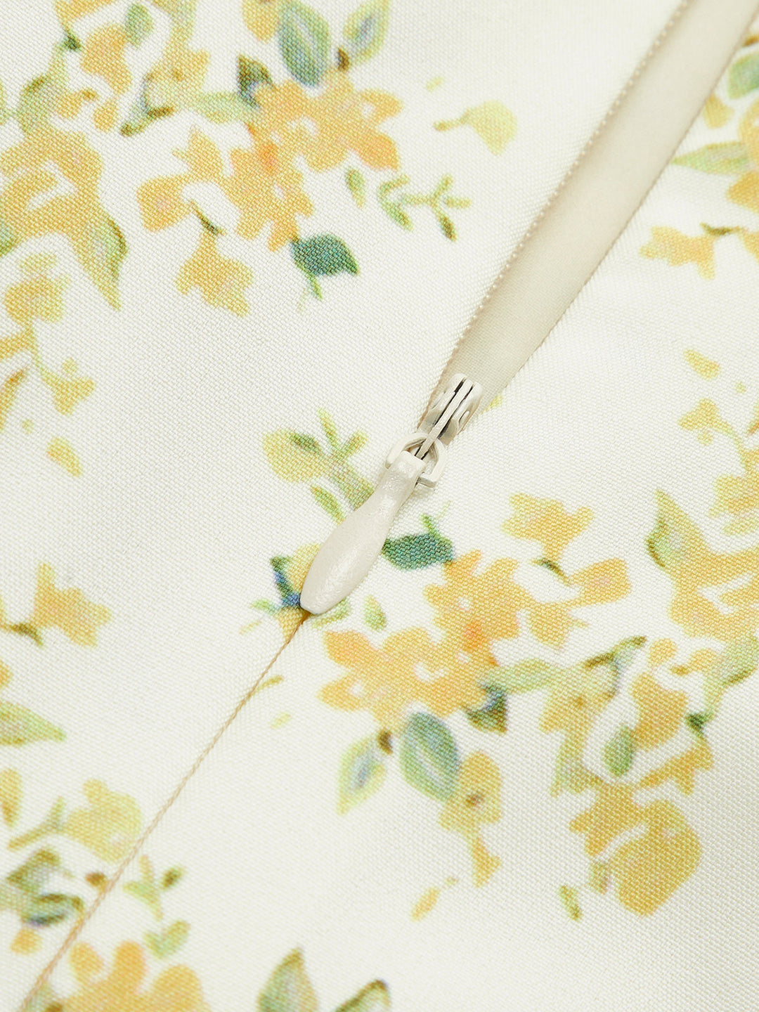 Çiçek Desenli Sırtı Fiyonklu Elbise