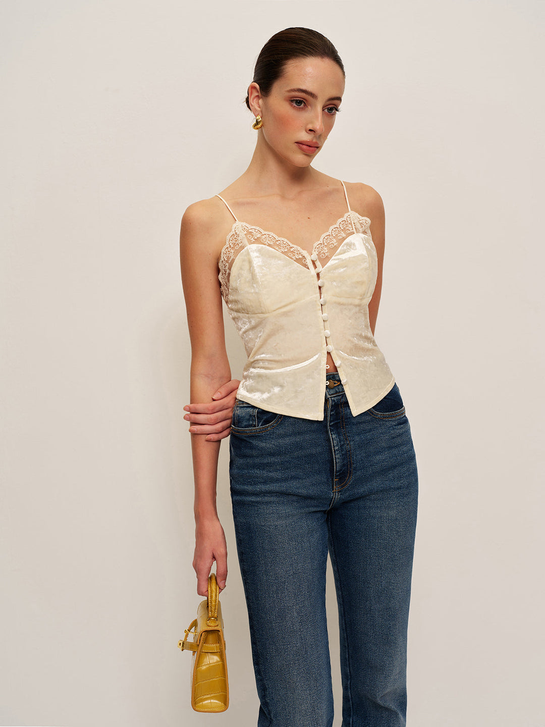 Dantel Detaylı Kadife Askılı Üst