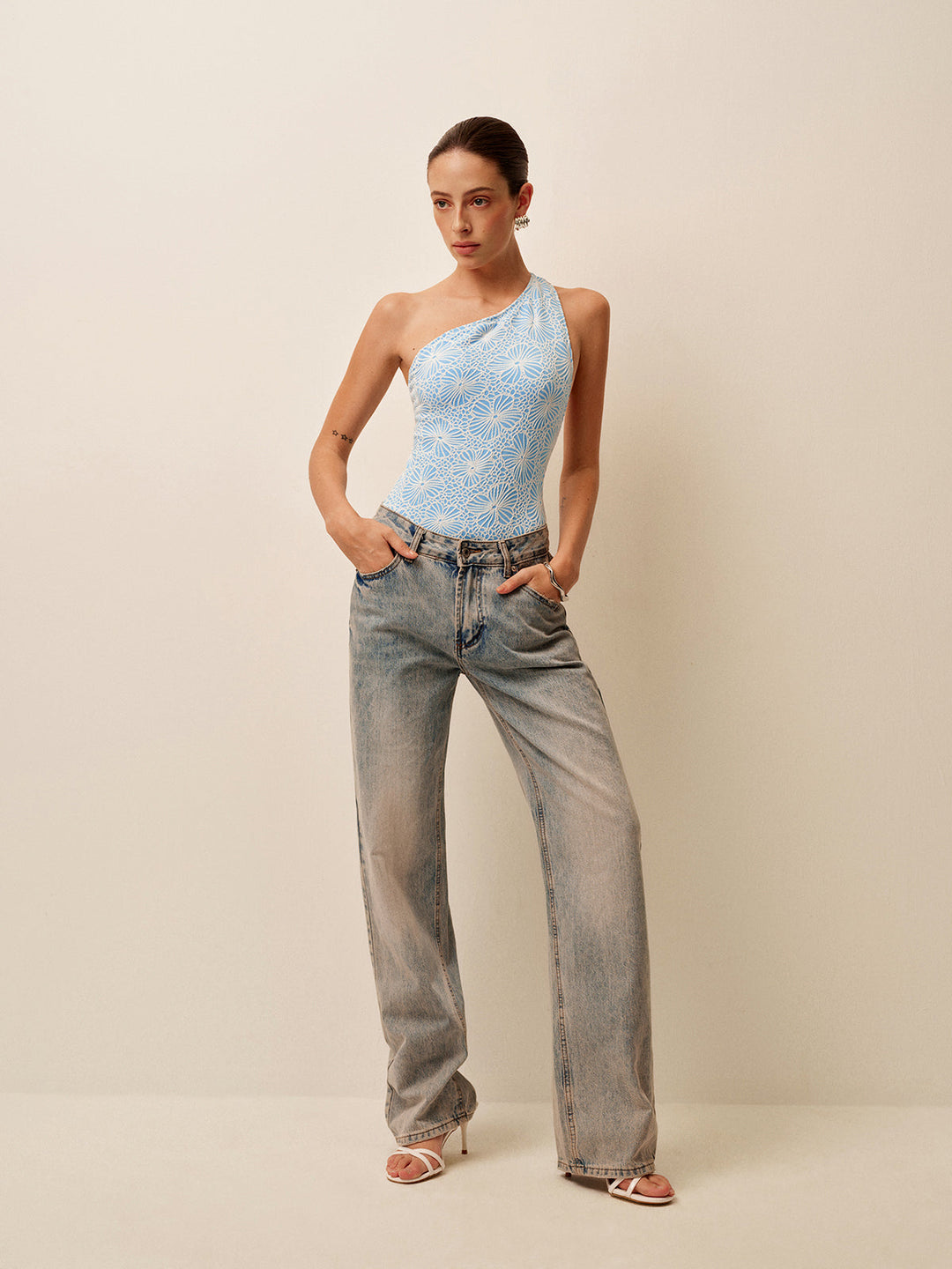 Asimetrik Dantel Kesik Sırt Tek Parça