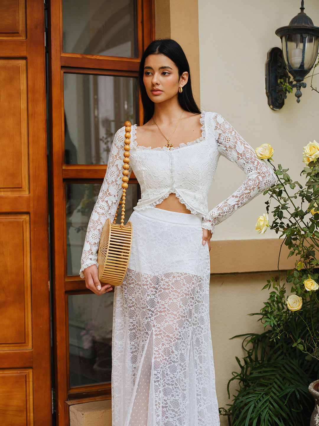 Yarı Şeffaf Dantelli Fırfırlı Kenar Düğmeli Kısa Üst