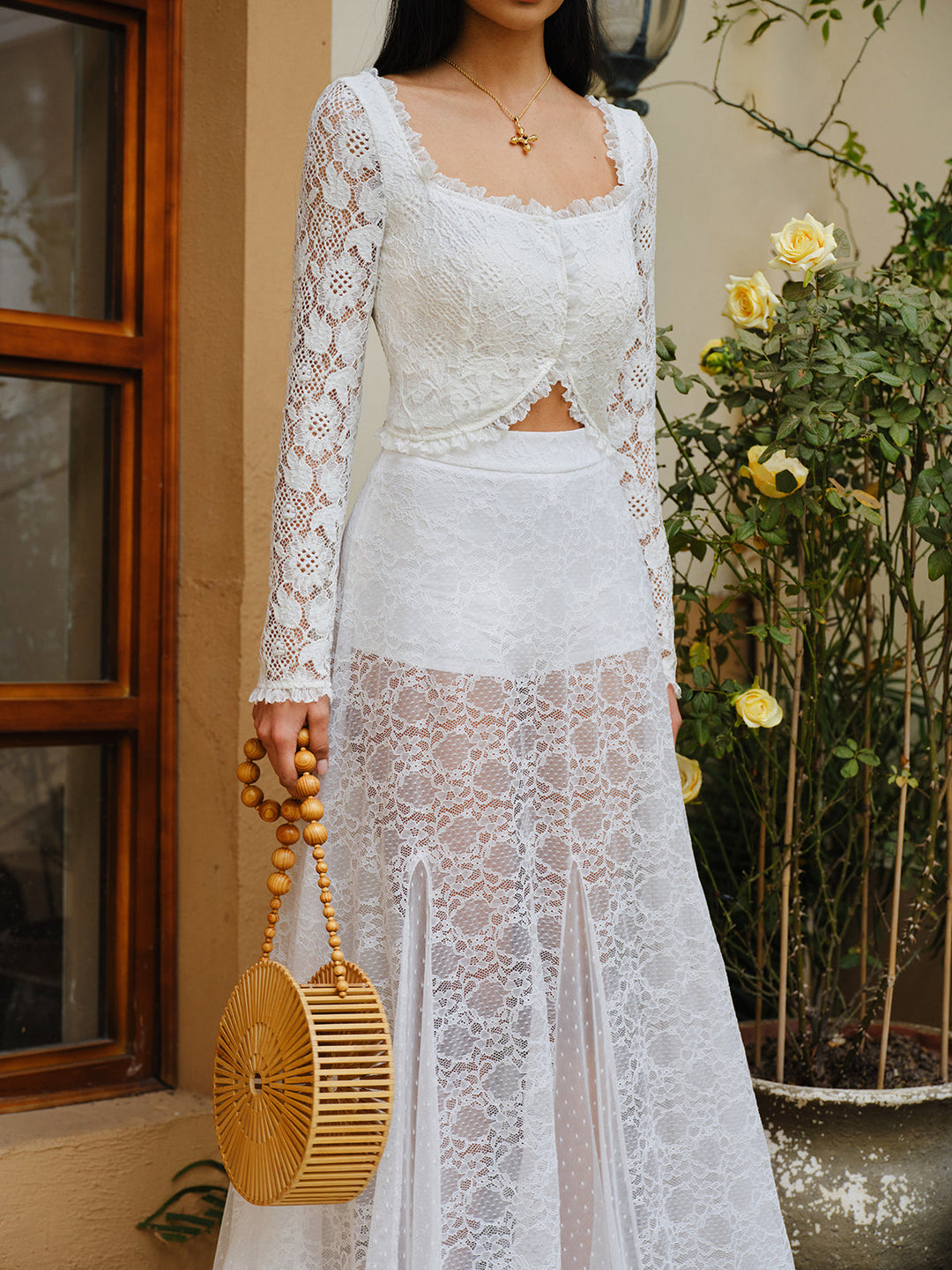 Yarı Şeffaf Dantelli Fırfırlı Kenar Düğmeli Kısa Üst