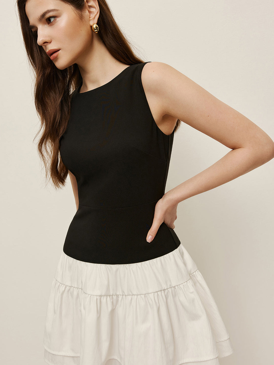 İki Renkli Katlı Kolsuz Elbise