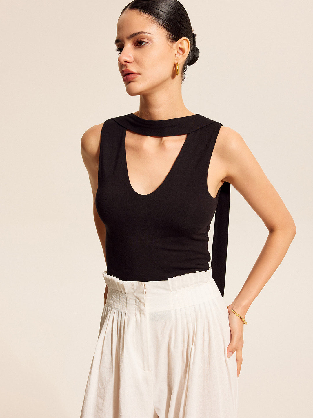 V Yakalı Üst Ve Eşarp Tarzı Boyun Bağı