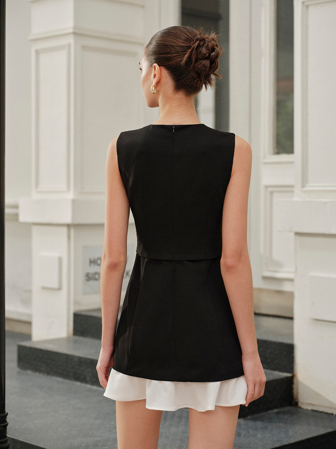 Cepler Fırfırlı Etek Düğmeli Kolsuz Elbise